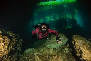 nicht-nur-im-dunklen-cenote-eden-3517f426-6840-40c5-aabc-780c6a720fd9